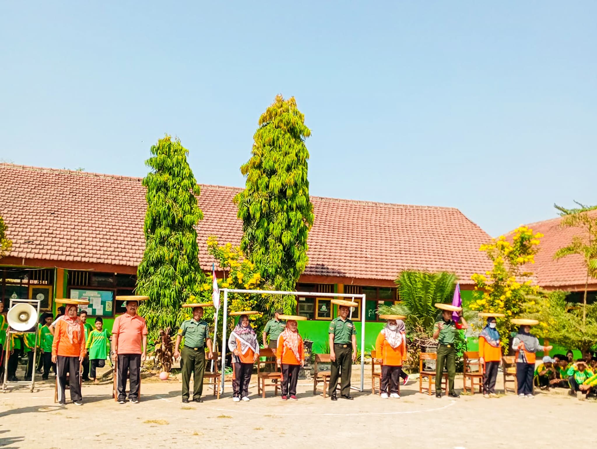 Anggota Koramil 0814-19 / Megaluh Ikut Perlombaan di MTs Negeri 14 Jombang